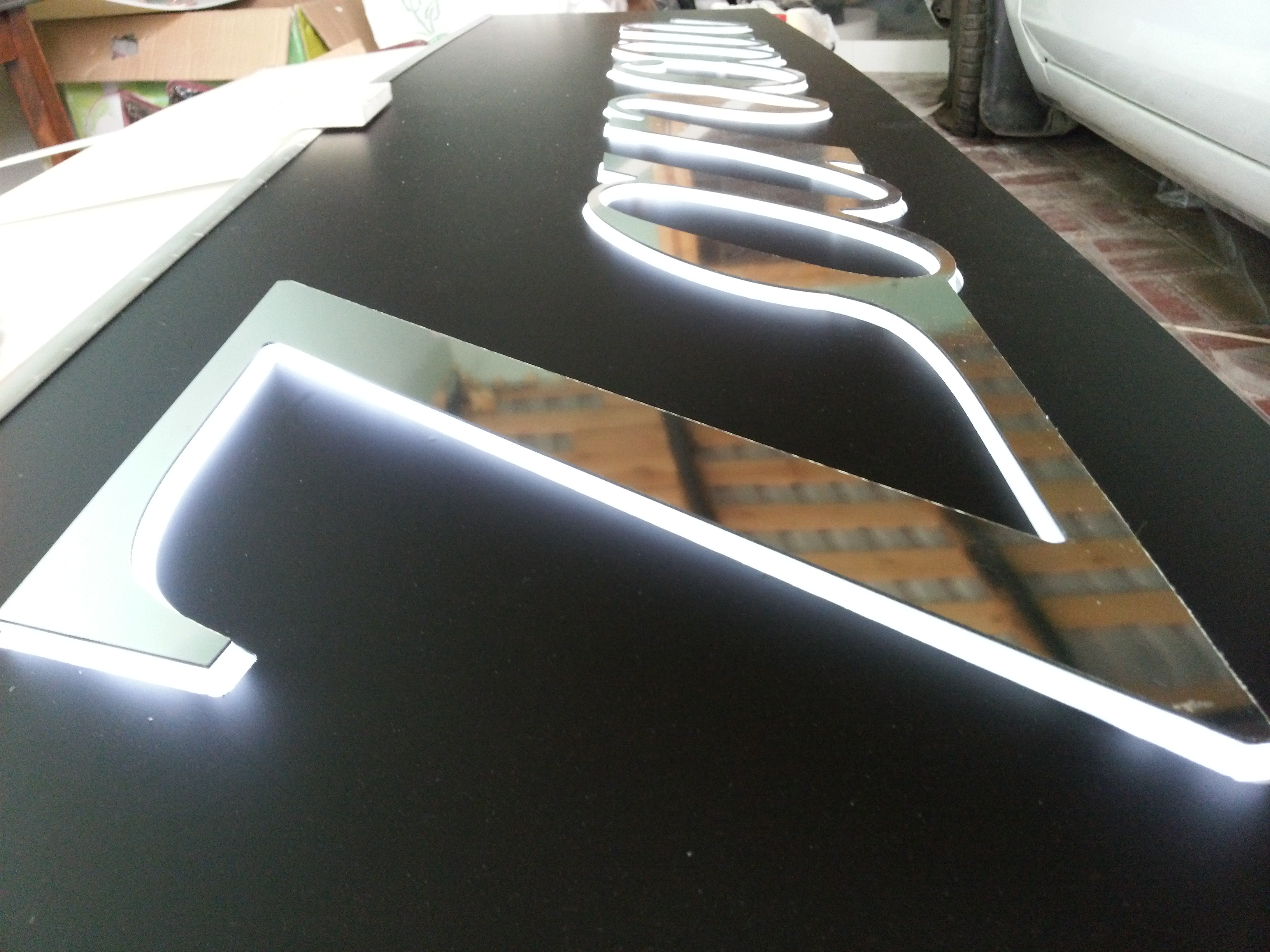 световая вывеска с торцевой подсветкой