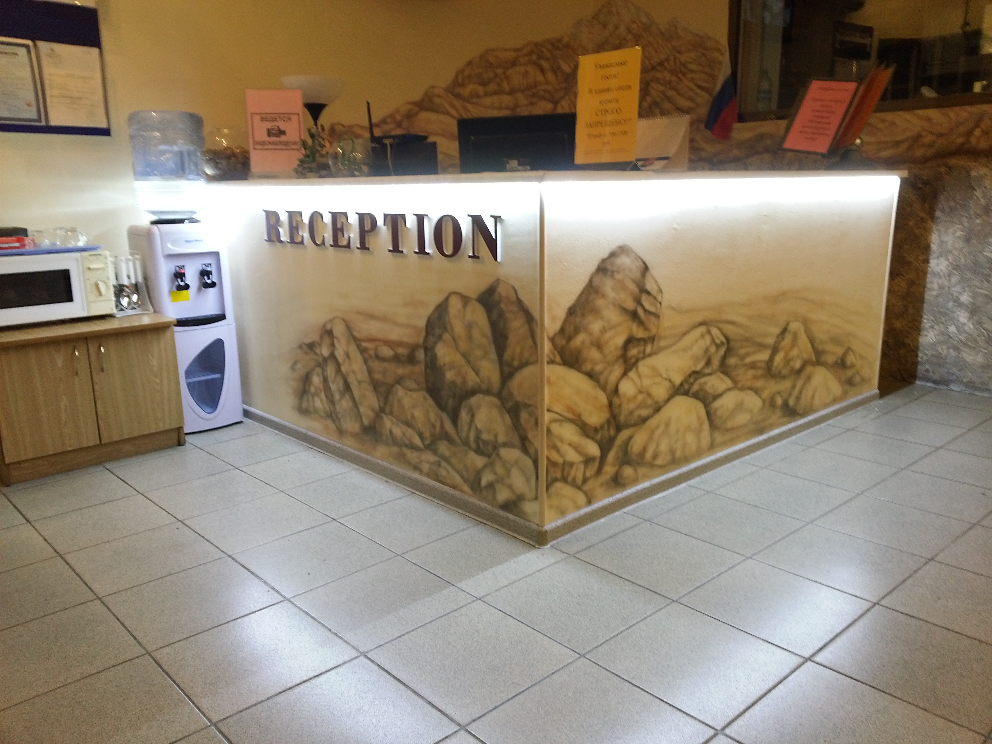 оформление стойки мини отелей буквы из толстого пластика и контурная подсветка